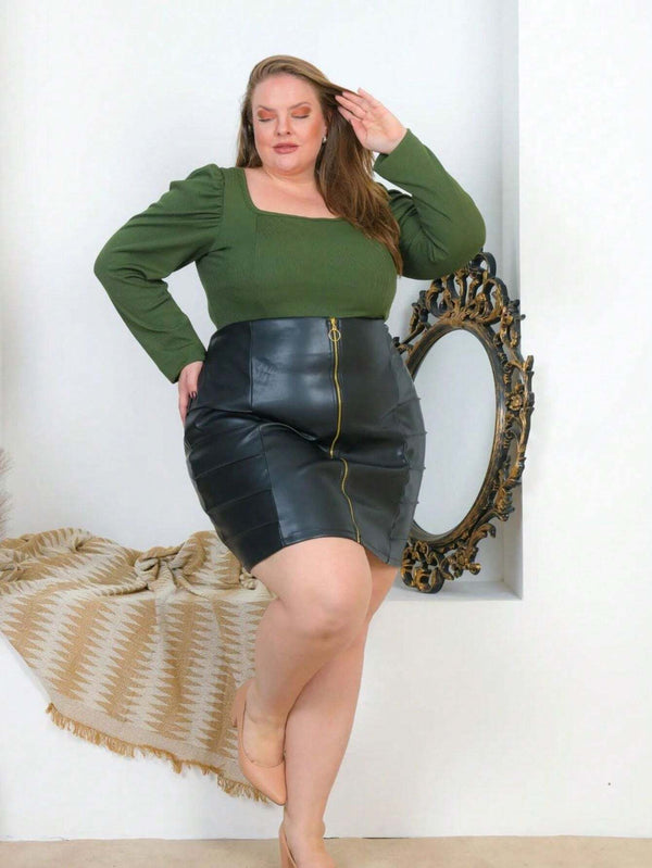 Conjunto Blusa Saia Couro Fake com Ziper