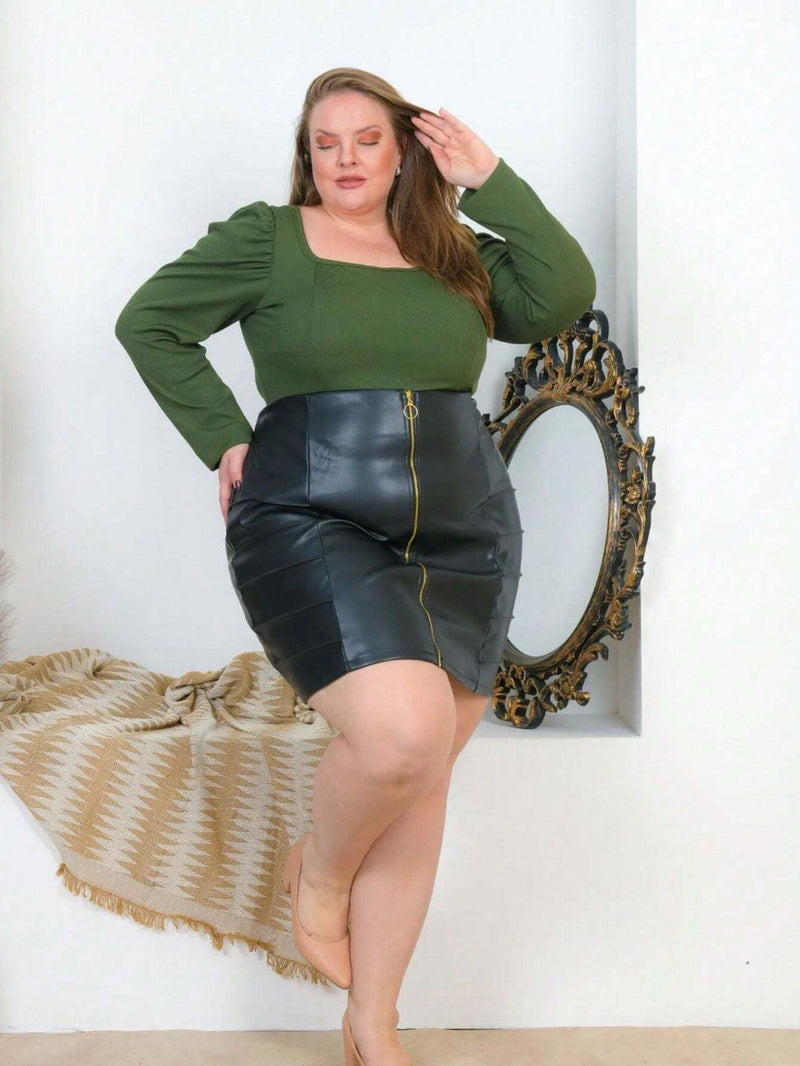 Conjunto Blusa Saia Couro Fake com Ziper